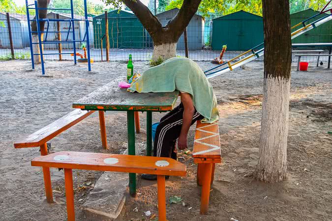 В Днепре на детской площадке нашли мертвого мужчину в зеленке