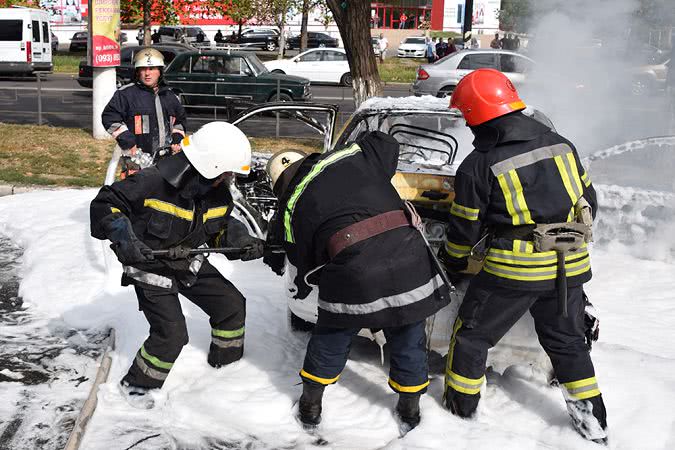 В Николаеве огонь «сожрал» две иномарки