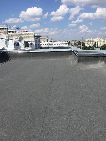 В Николаеве 1200 квадратных метров крышы многоэтажки по улице Слободской накрыли акваизолом