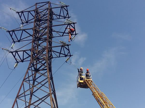 На Николаевщине подростки полезли на электроопору – одного ударило током