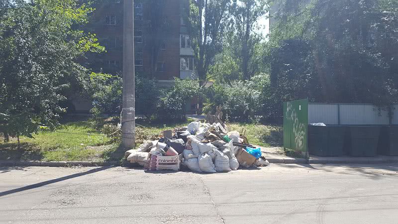 Бугский бульвар в Николаеве «украшают» мешки с мусором