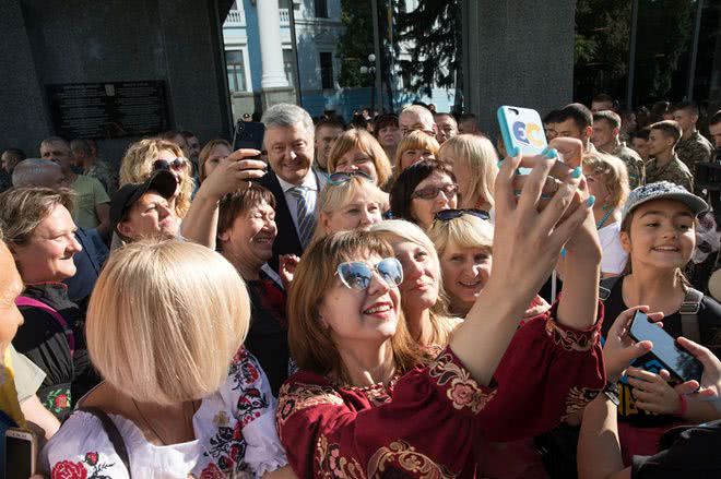 Порошенко показал, где был во время речи Зеленского по случаю Дня Независимости