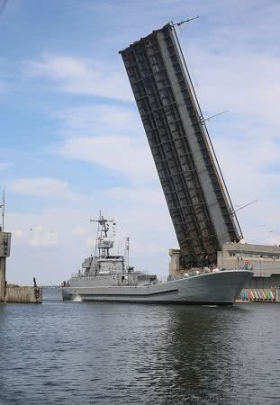 В Николаеве развели мосты для десантного корабля «Юрий Олефиренко»