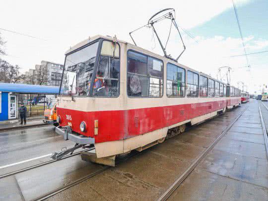 В Киеве пассажиры трамвая сдвинули авто «героя парковки»