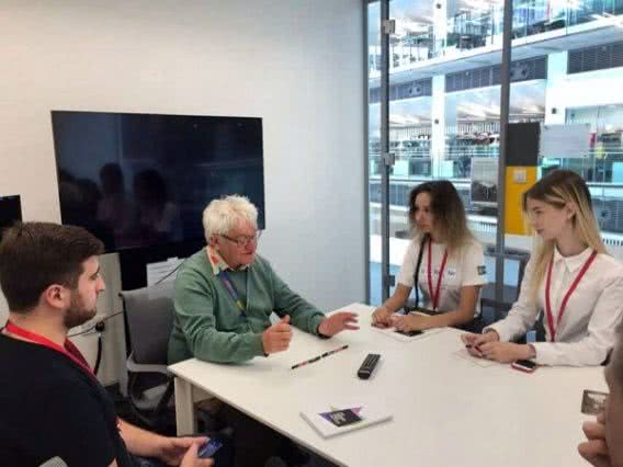 В Лондоне на конференции нобелевский лауреат Пол Нерс дискутировал с николаевской старшеклаcсницей
