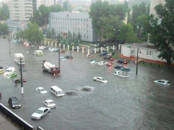 Мощный ливень затопил Одессу: вода сносила автомобили, люки и асфальт (фото и видео)