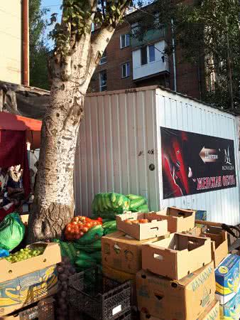 Администрация Заводского района ведет неравный бой со стихийной торговлей на улице Рюмина