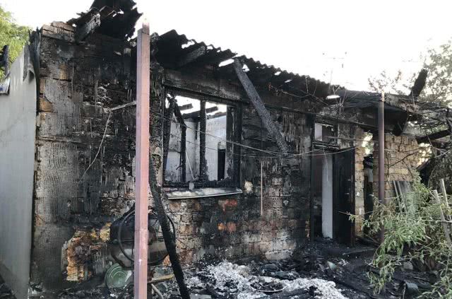 В Николаеве на пожаре летней кухни мужчина получил ожоги пальцев