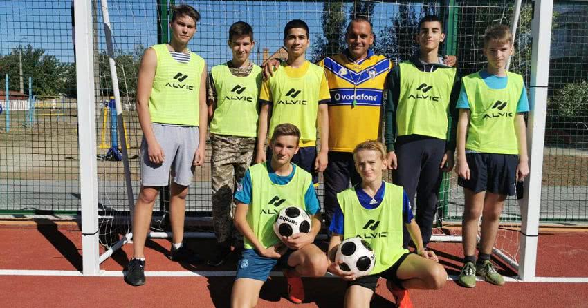 Манишки и новые футбольные мячи получили воспитанники николаевской школы