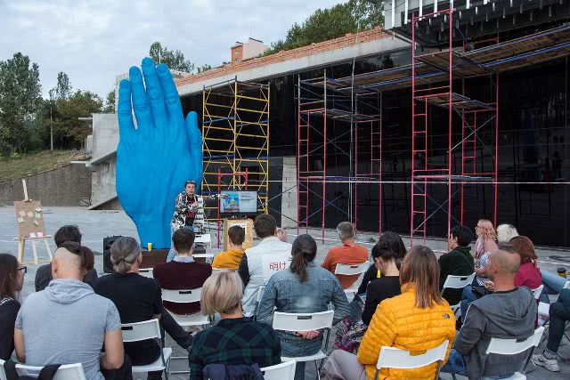 «Нам нужен скандал»: николаевцы под Синей рукой дискутировали о роли искусства в городском пространстве