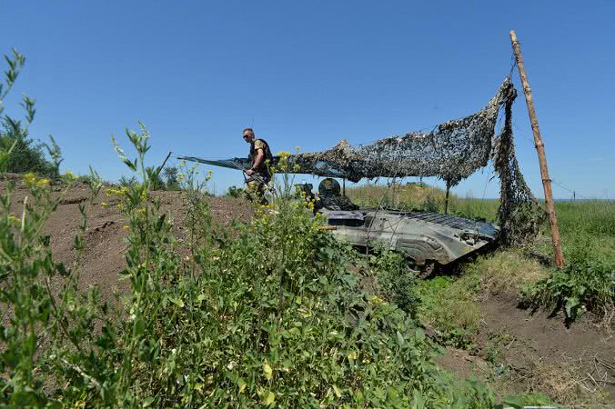 Сутки на Донбассе: боевики обстреливают военных из запрещенного оружия