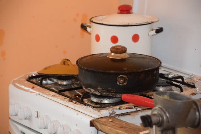 В Николаеве из-за оставленной на плите еды в квартире образовалось задымление - жильцы многоэтажки вызвали спасателей