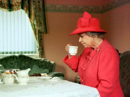 Королева Елизавета лично заварила и принесла чай рабочему, который ее не узнал