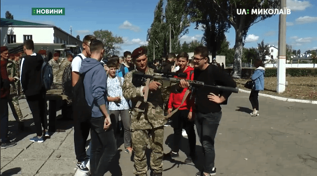 В Николаевской 79-ой ОДШБр дали возможность ознакомиться со службой по контракту и подержать в руках оружие