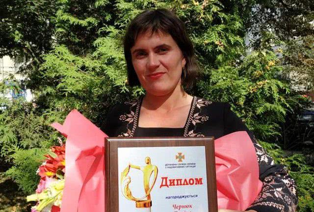 Тамила Чернюк, спасшая зимой из подо льда двоих детей, стала лауреатом Всеукраинской акции "Герой-спасатель года" и получила награду от президента
