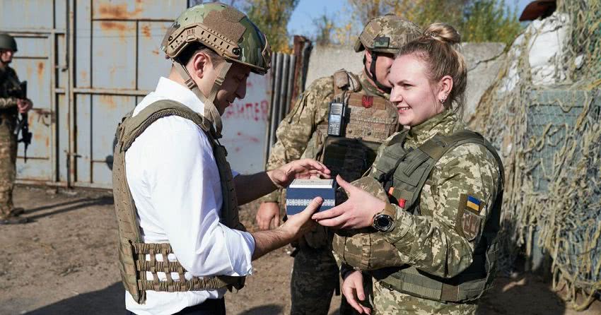 Зеленский посетил передовую на Донбассе и поздравил военных с Днем защитника