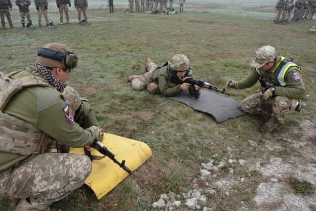 Николаевские десантники проводят практические занятия с резервистами на полигоне