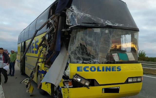 На Николаевщине в результате столкновения рейсового автобуса международного сообщения и грузовика погиб человек