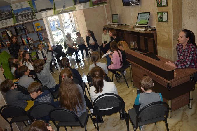 Молодая писательница встретилась с учениками во время акции «Читающий Николаев»