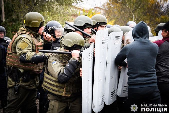 Массовые случаи. Группа разграждения при массовых беспорядках. Группа блокирования при массовых беспорядках. Действия при массовых беспорядках. Боевые действия в массовых беспорядках.