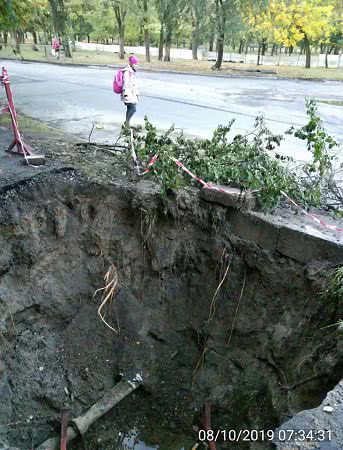 В Николаеве дети по дороге в школу обходят опасную яму по проезжей части