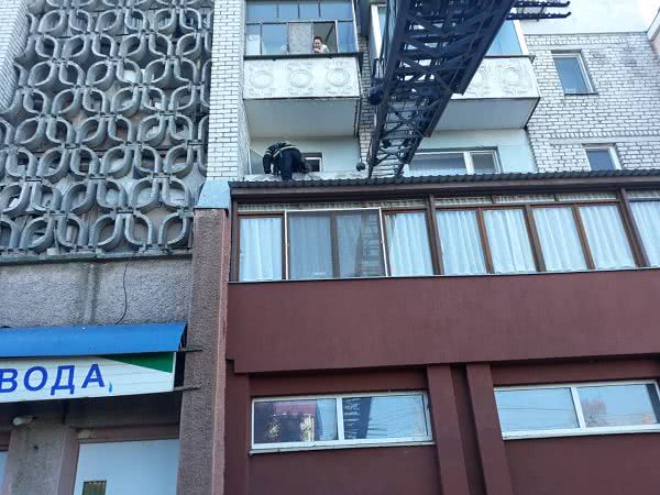 В Николаеве пока женщина вышла в больницу, ее 6-летняя дочь чуть не сорвалась со второго этажа
