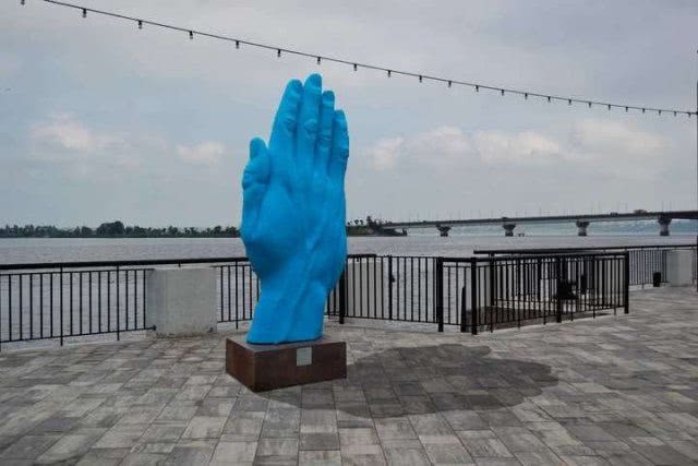 Скульптура «MiddleWay/Средний путь», которую николаевцы прозвали «Синяя рука», уезжает в Днепр