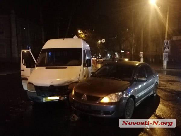 В Николаеве произошло ДТП: столкнулись легковой автомобиль и маршрутка