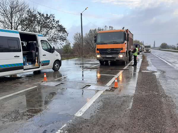 На Николаевщине задержали колону грузовиков известной фирмы за нарушения весовых параметров