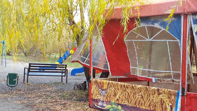 В Николаеве просят убрать заброшенную пивную палатку, расположенную рядом с детской площадкой