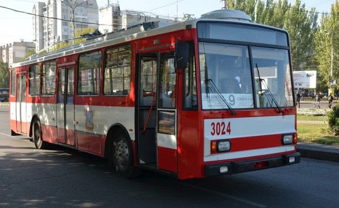 Значительно меньше продают талонов в троллейбусах и трамваях Николаева: минус двадцать тысяч гривен в день