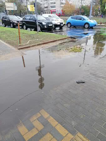 Лужи стали еще больше: в центре Николаева после дождя невозможно пройти по новому тротуару