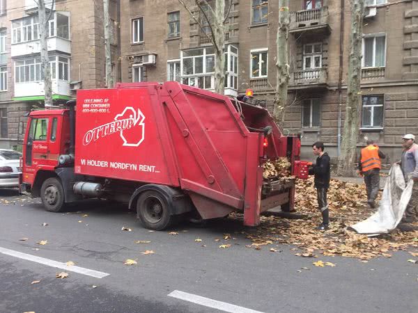 Центр Николаева убрали от опавших листьев