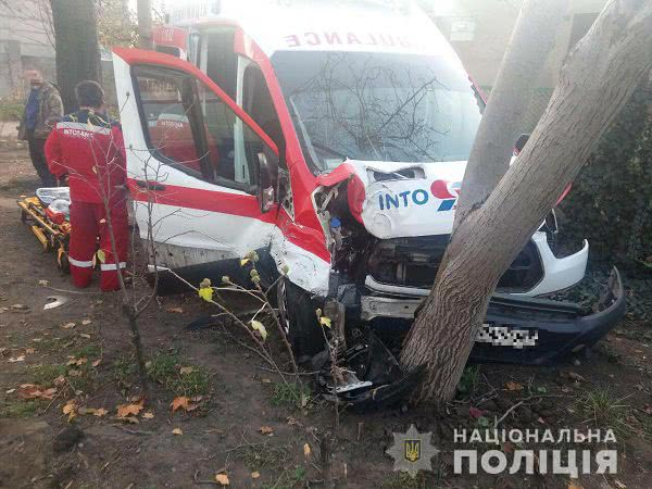 В Одессе легковушка столкнулась со «скорой», ее пациент вылетел на дорогу (фото)