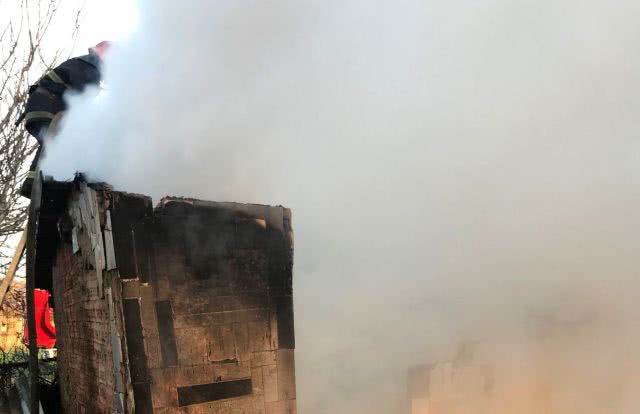 На Николаевщине спасатели потушил пожар летней кухни и гаража и уберегли от огня жилой дом и баню