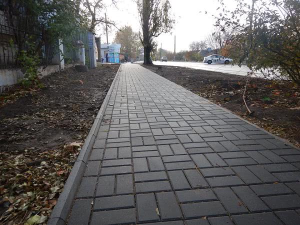 В Николаеве отремонтировали тротуар возле новой амбулатории