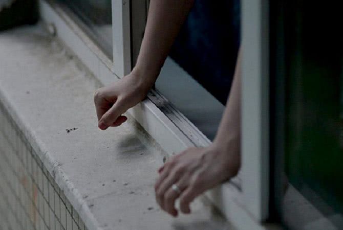 СМИ: в Одесской области школьник выбросился из окна от несчастной любви