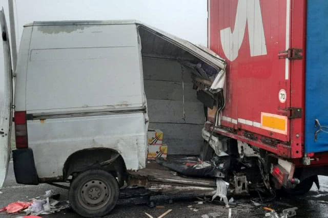 В Николаевском районе столкнулись грузовик «DAF» и микроавтобус «CITROEN», двое людей пострадали