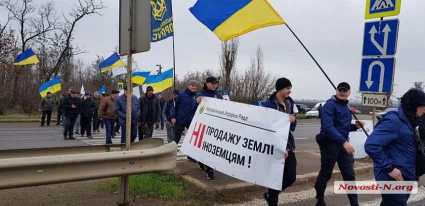 Под Николаевом перекрыли трассу на Херсон: аграрии бастуют против продажи земли