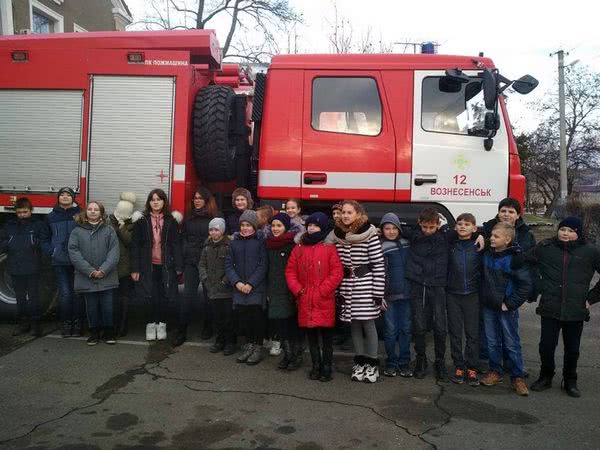 На Николаевщине школьники надели боевую одежду пожарных