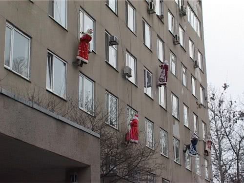 Восемь Дедов Морозов - альпинистов и Снегурочка поздравили с праздниками пациентов областной детской больницы