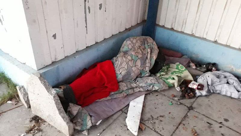 В Николаеве в заброшенном магазине поселился бездомный