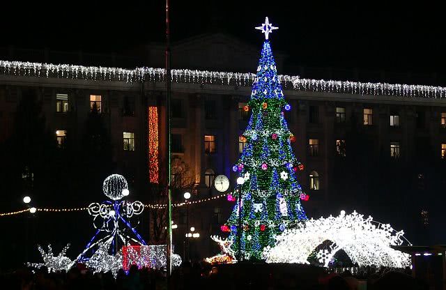 Яркая иллюминация, новогодняя ярмарка и пиротехническое шоу: в Николаеве торжественно открыли главную елку