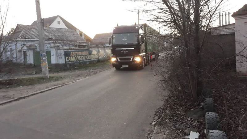 Большегрузы едут по улицам Николаева под запрещающие знаки, нарушая ПДД