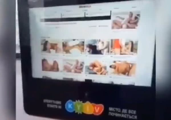 В Киеве на остановке замерзших пассажиров подогревали порнографическим видео