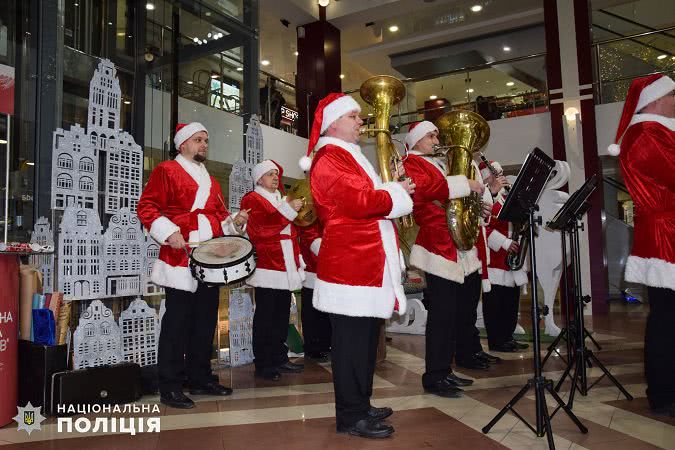 Хороводи, солодощі та подарунки: у Миколаєві поліцейські влаштували для дітей-сиріт новорічне свято