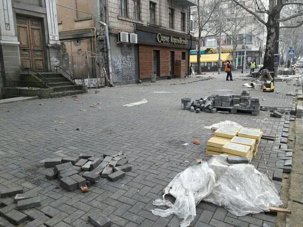 Жильцы многоквартирного дома в Николаеве переживают, что после замены тротуарной плитки вода будет заливать их подвалы