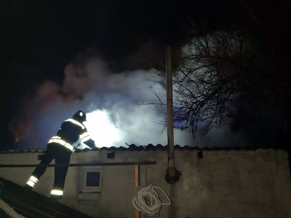 На Николаевщине спасатели потушили пожар в бане
