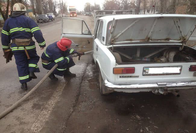 На Николаевщине люди пытались сами погасить горящий ВАЗ – не получилось, вызвали спасателей