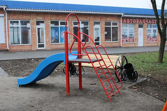 В Центральном районе Николаева оборудовали сквер с новыми скамейками, урнами и детской площадкой